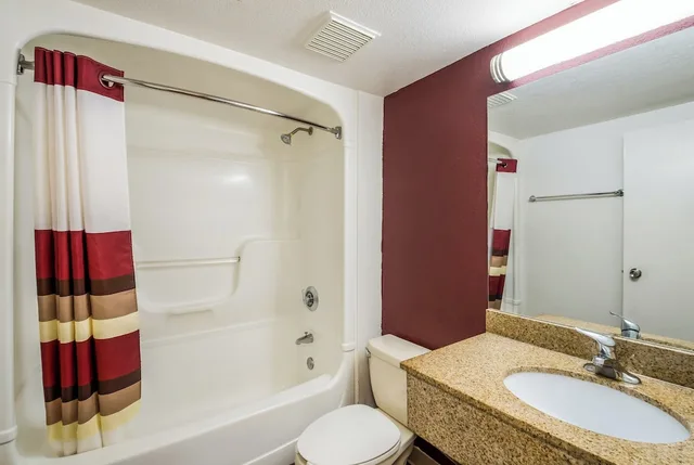 غرفة قياسية بسريرين كوين لغير المدخنين، Red Roof Inn Rochester Airport 9/10