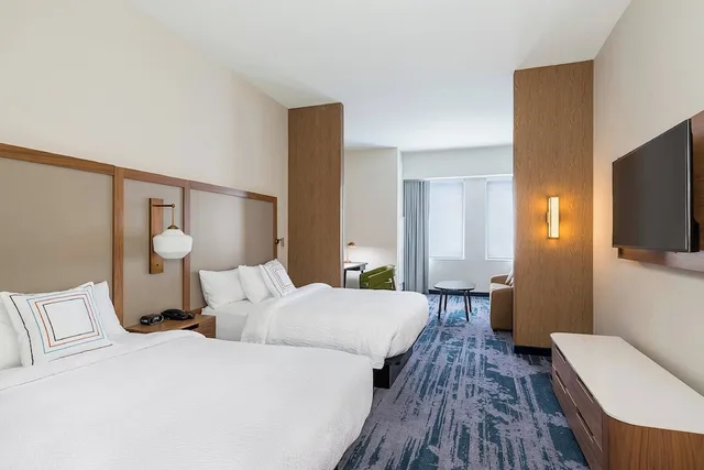 suite, multiple beds, corner، Fairfield Inn & Suites By Marriott Des Moines Downtown 2/6