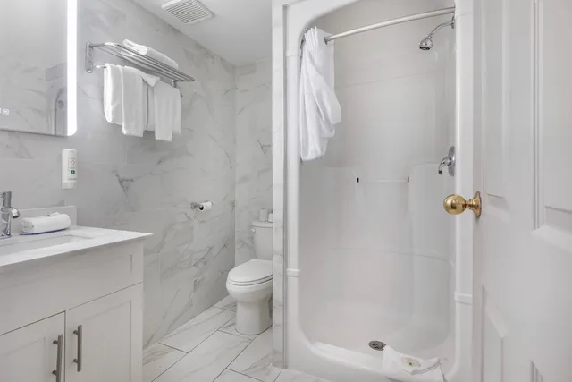 Exterior, Suite, King Bed, No Elevator, Sofa، Quality Inn and Suites Niagara Falls ON 8/8