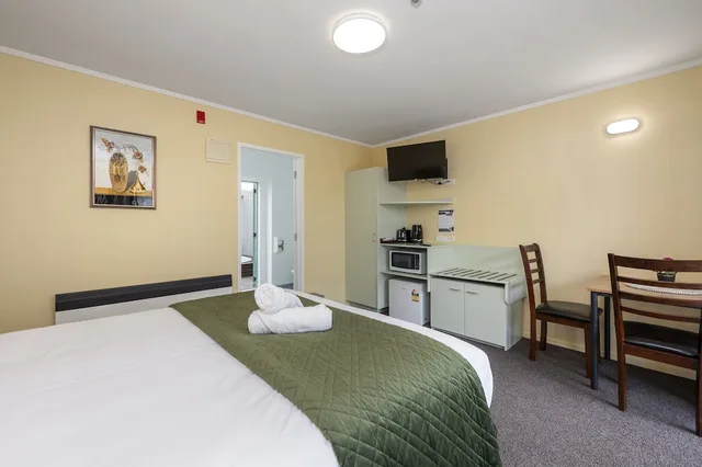 Upstairs, Studio, Queen Bed, Fenton Court Motel 2/7