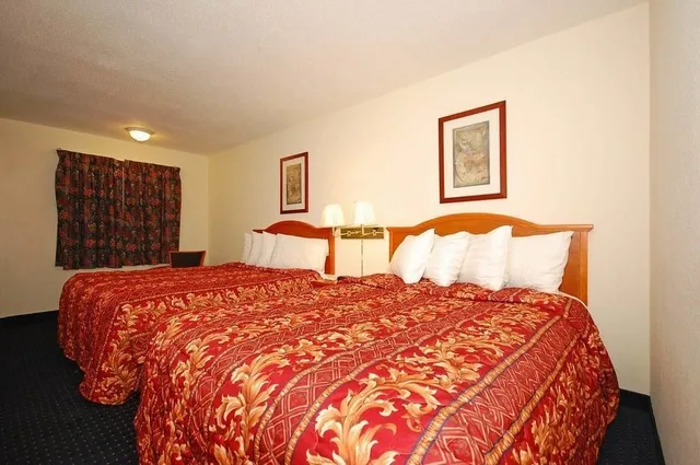 غرفة بسريرين مزدوجين للمدخنين، Days Inn By Wyndham Ku Lawrence 3/10