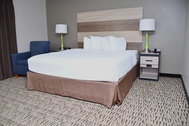 جناح ديلوكس بسرير كينج بشرفة بحوض جاكوزي، Baymont Inn and Suites by Wyndham Platteville 6/10