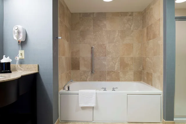 Studio, King Bed, Jetted Tub, Hampton Inn And Suites Vineland 3/4