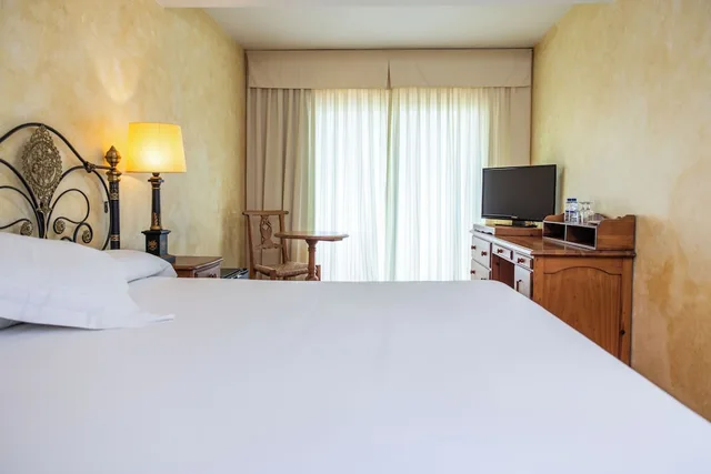 غرفة قياسية بسريرين منفصلين بشرفة، Vila de Tossa - Adults Only 1/7