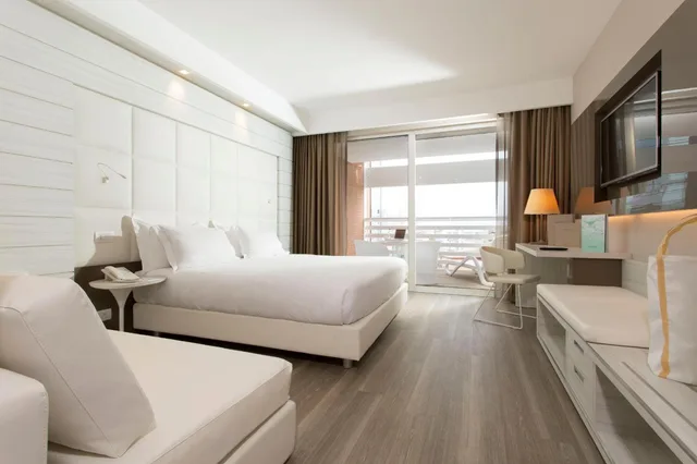 غرفة سوبيريور ثلاثية بسرير كينج وسرير فردي بإطلالة على الحديقة، Almar Jesolo Resort Spa 1/3