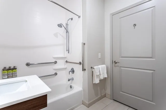 غرفة قياسية بسرير كينج لذوي الإعاقة، Holiday Inn Express Annapolis East-Kent Island 8/9