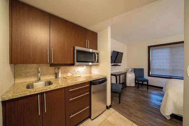 استوديو بسرير كوين، Sunrise Ridge Waterfront Resort 5/10
