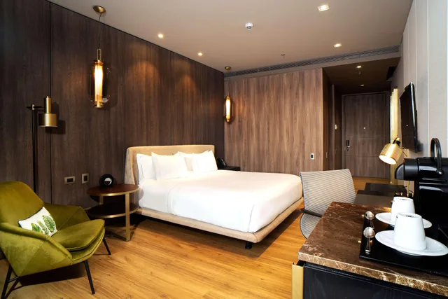King Room With Balcony And Roll-in Shower-Mobility Accessible، Salvio Parque 93 Bogota, Curio Collection by Hilton 2/10