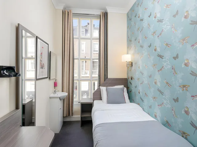 غرفة قياسية مفردة بحمام خاص، OYO Bakers Hotel London Victoria 1/4