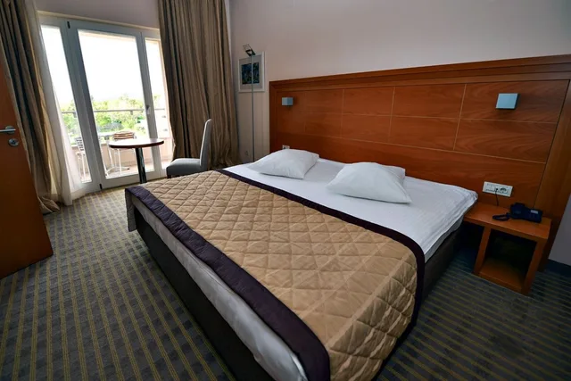غرفة سوبيريور بسرير كينج بإطلالة على المتنزه بشرفة مع سرير إضافي، Family Hotel La Luna – All inclusive 4/8