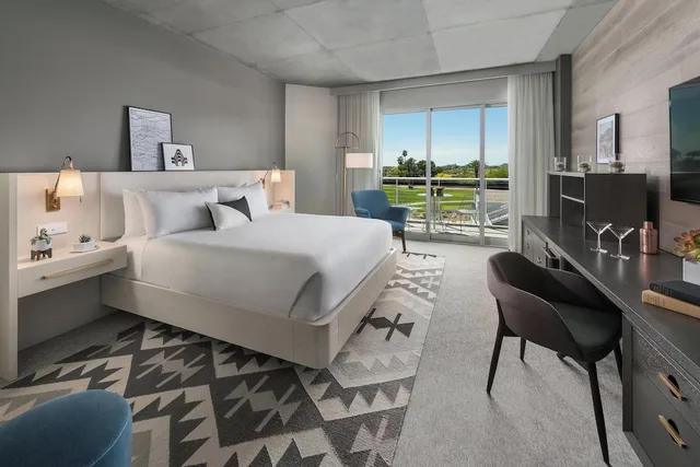 Signature, Premium, King Bed, Mountain Shadows 8/10