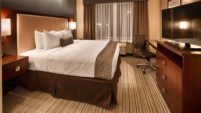 جناح بسرير كينج مع أريكة بمطبخ صغير بحوض استحمام لذوي الإعاقة، Best Western Plus Boardman Inn & Suites 1/1