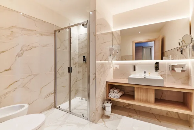 غرفة عائلية بسريرين منفصلين بإطلالة على البحيرة بشرفة بغرفة نوم واحدة، Boutique Hotel Brenzone 3/4