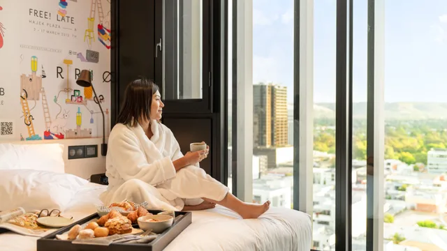 جناح بسرير كينج بشرفة بغرفة نوم واحدة، Hotel Indigo Adelaide Markets 2/5