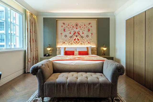 Senior, Classic، THE LALIT LONDON 1/3