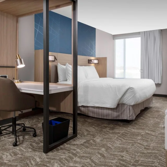 جناح استوديو بسرير كينج مع سرير سحّاب إضافي بحوض استحمام لذوي الإعاقة، SpringHill Suites Kansas City Airport 1/6
