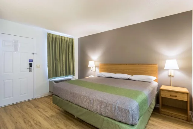 1 King Bed Mobility Accessible Tub Smk، Studio6 Statesboro, GA 4/9