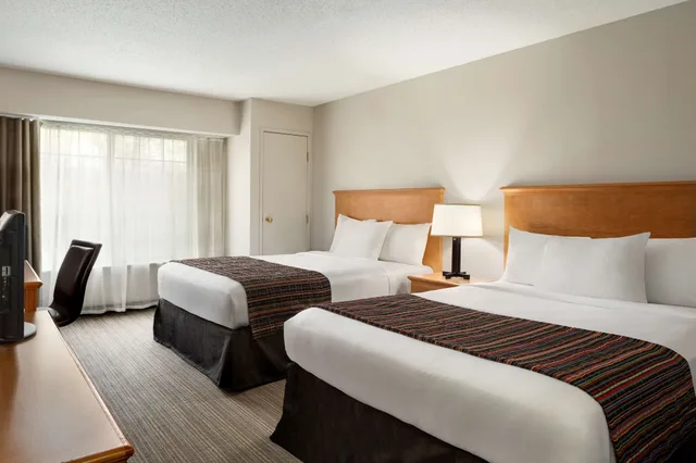 غرفة بسريرين كوين، Country Inn & Suites by Radisson, Columbus Airport, OH 1/2