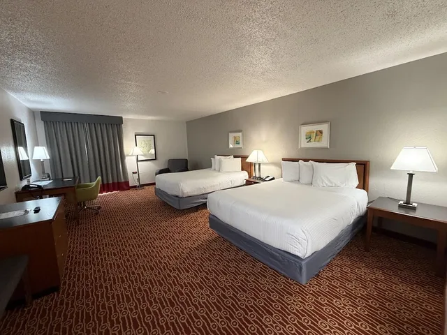 غرفة قياسية بسريرين كوين، Atrium Hotel And Suites 4/10