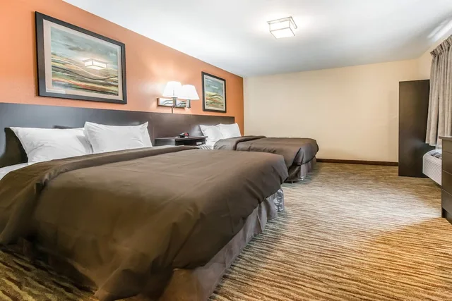 Efficiency, 2 Queen Beds, Accessible، Suburban Studios Washington, PA 2/3