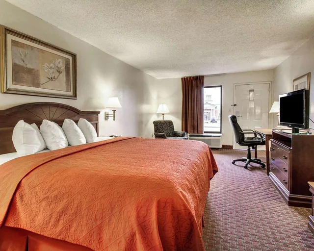 غرفة بسرير كينج، Quality Inn & Suites Clinton - Jackson West 1/3
