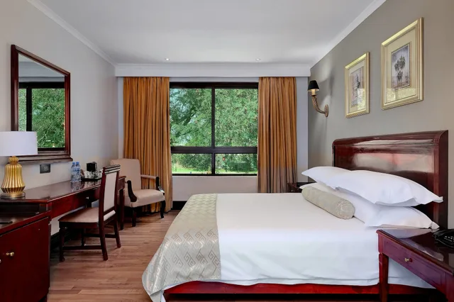 غرفة بسرير كينج بإطلالة على الحديقة، Protea Hotel By Marriott Livingstone 4/13