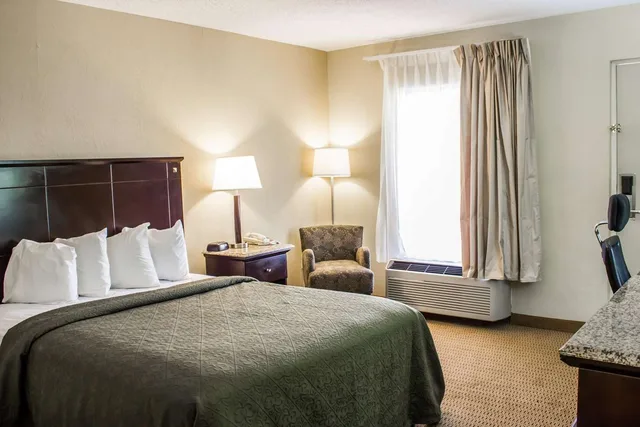 غرفة بسرير كوين، Quality Inn & Suites Wilson I-95 2/3