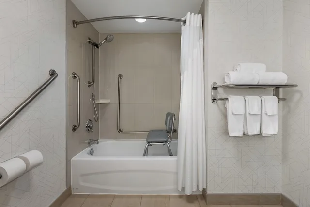 غرفة قياسية بسريرين كوين لذوي الإعاقة، Holiday Inn Express And Suites Ottawa East Orleans 8/9