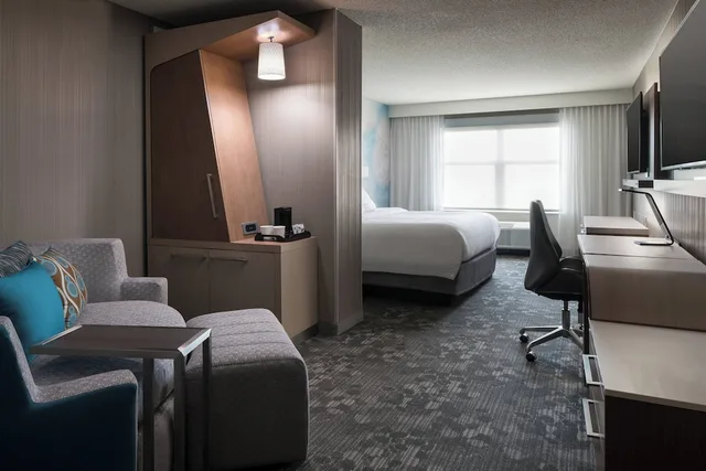 استوديو ديلوكس بسرير كينج مع أريكة، Courtyard Denver Airport At Gateway Park 1/2