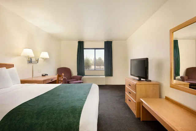 غرفة بسرير كينج، Travelodge By Wyndham Alpine 2/3