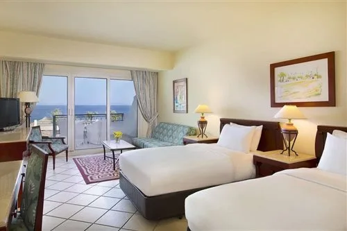 غرفة ديلوكس بسرير مزدوج أو سريرين منفصلين بإطلالة على البحر، Hilton Sharm Waterfalls Resort 1/2