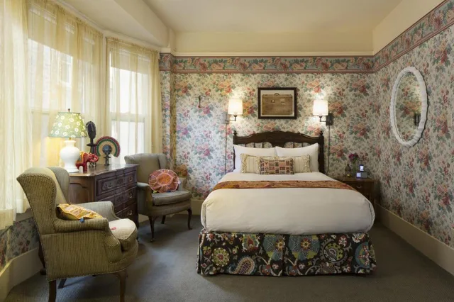 غرفة مريحة بسرير كوين، Petite Auberge 3/8