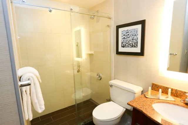 غرفة بسرير كينج مع أريكة، Wyndham Garden Westlake 5/6