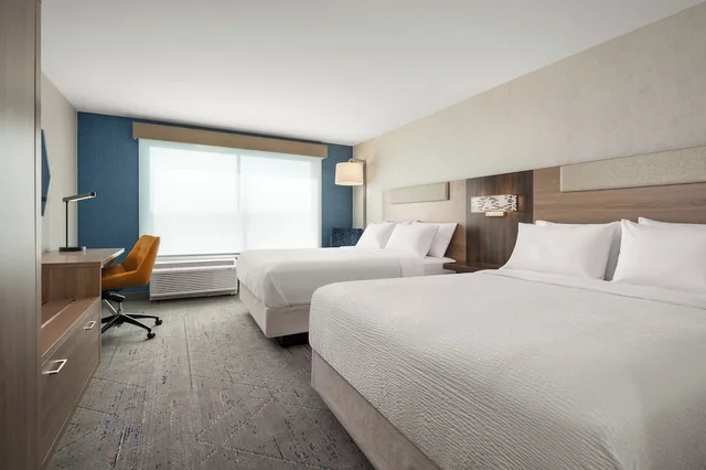 غرفة قياسية بسريرين كوين بحوض استحمام، Holiday Inn Express & Suites Overland Park South 1/9