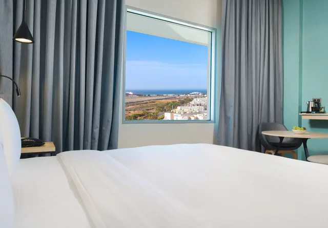 غرفة سوبيريور بسرير كينج بإطلالة على البحر، Swiss-Belinn Airport Muscat 1/4