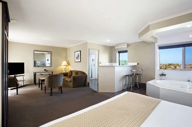 Spa, Premium, Suite, King Bed, Sofa، Comfort Inn On Raglan 5/10