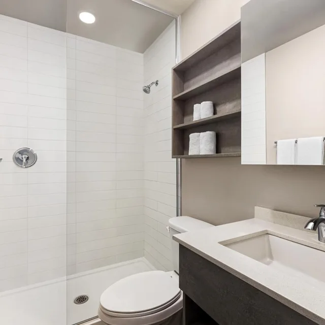 غرفة بزنس بسرير كينج وسرير كوين، Microtel Inn & Suites Montreal Airport-Dorval QC 3/4