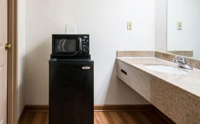 غرفة قياسية بسرير كينج، Studios And Suites 4 Less Emporia 7/7