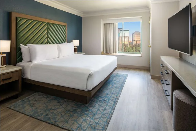 غرفة بسرير كينج لذوي الإعاقة، Embassy Suites by Hilton Sacramento Riverfront Promenade 2/4