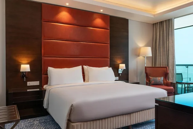 غرفة تنفيذية بإطلالة على البحر بشرفة، Radisson Blu Hotel, Conakry 2/8