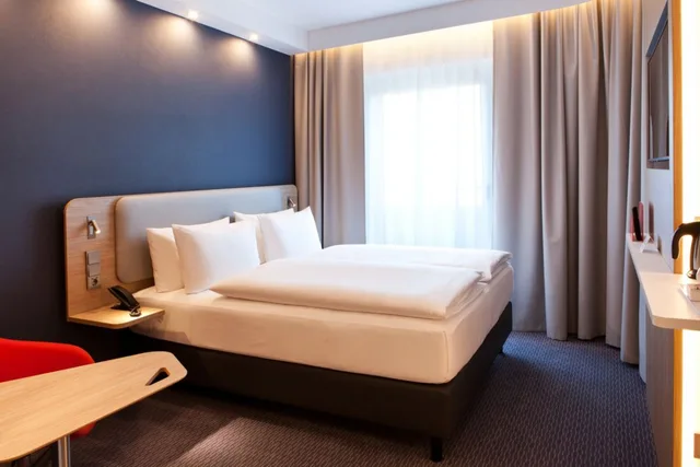 غرفة بسرير كوين، Holiday Inn Express Munich Olching 2/3