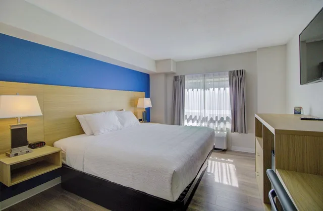 Efficiency, Suite, King Bed، Baymont by Wyndham Gold River 1/4