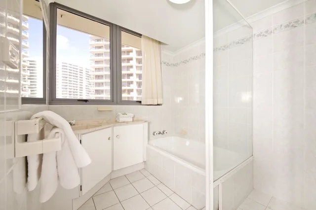 2 Bedrooms, Apartment, Queen and Twin Beds, Ocean Front, Kitchen، Berkeley on the Beach 5/6