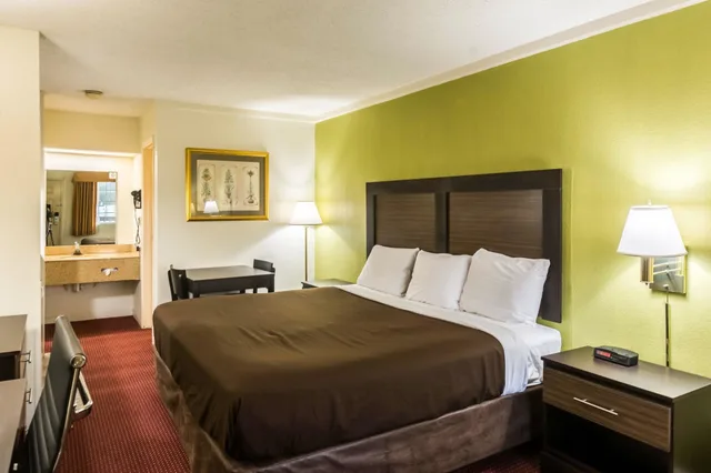غرفة قياسية بسرير كينج، Suburban Studios Florence I-95 2/4