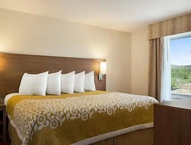 جناح بسرير كينج بغرفة نوم واحدة لذوي الإعاقة، Days Inn & Suites by Wyndham Caldwell 1/2