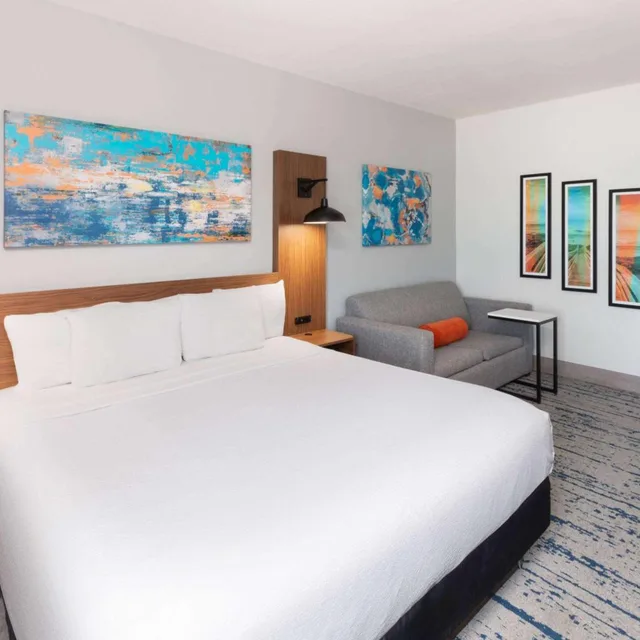 غرفة بسرير كينج مع أريكة، La Quinta Inn & Suites by Wyndham Rockport - Fulton 3/6