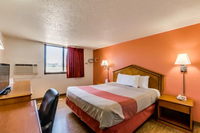 Room, King Bed, Motel6 Albert Lea, MN 4/10
