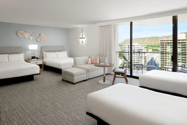 جناح جونيور عائلي بسرير كينج وسريرين مزدوجين بإطلالة على المدينة بشرفة، Waikiki Beach Marriott Resort and Spa 3/7