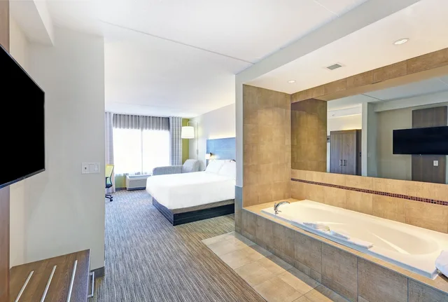 Suite, King Bed, Jetted Tub, Holiday Inn Express Hotel Suites Woodstock South 2/4