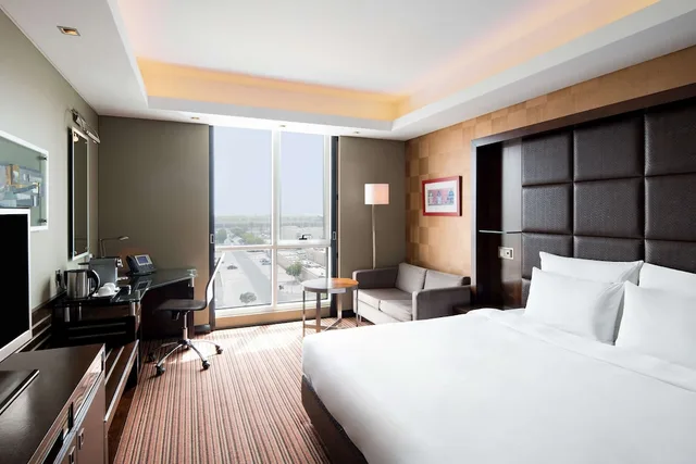 غرفة تنفيذية مع دخول الصالة، Radisson Blu Hotel Dubai Media City 1/4